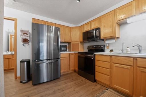 15_7040_49th_St_N_Oakdale_MN_55128-Kitchen-DSC_5615.jpg
