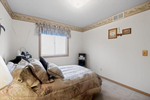 22_7040_49th_St_N_Oakdale_MN_55128-Bedroom-DSC_5654.jpg