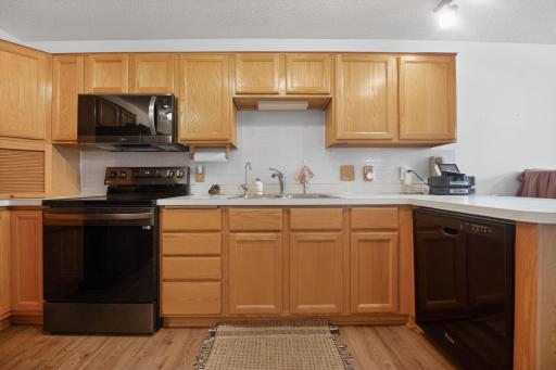 16_7040_49th_St_N_Oakdale_MN_55128-Kitchen-DSC_5617.jpg