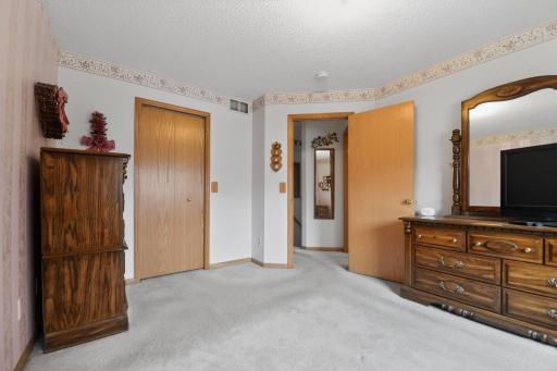 23_7040_49th_St_N_Oakdale_MN_55128-Bedroom-DSC_5649.jpg