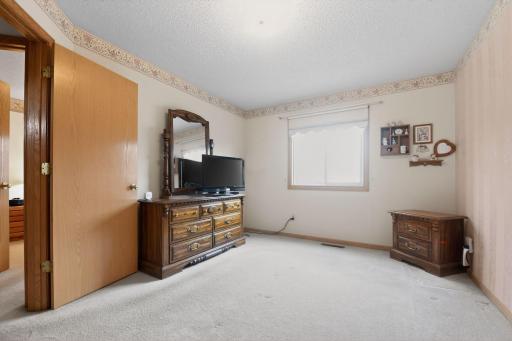 24_7040_49th_St_N_Oakdale_MN_55128-Bedroom-DSC_5650.jpg
