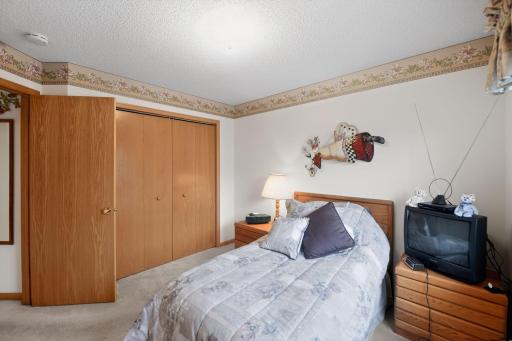 26_7040_49th_St_N_Oakdale_MN_55128-Bedroom-DSC_5653.jpg