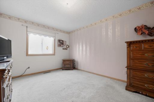 25_7040_49th_St_N_Oakdale_MN_55128-Bedroom-DSC_5646.jpg