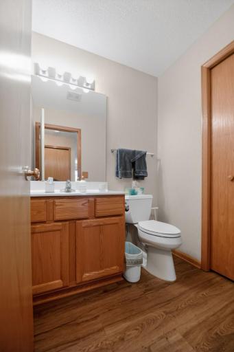 29_7040_49th_St_N_Oakdale_MN_55128-Bathroom-DSC_5638.jpg
