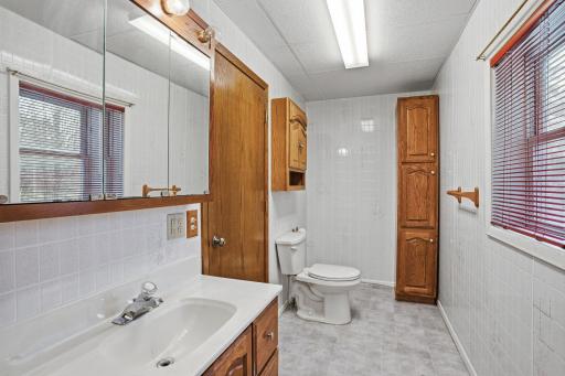 main fl full bath.jpg