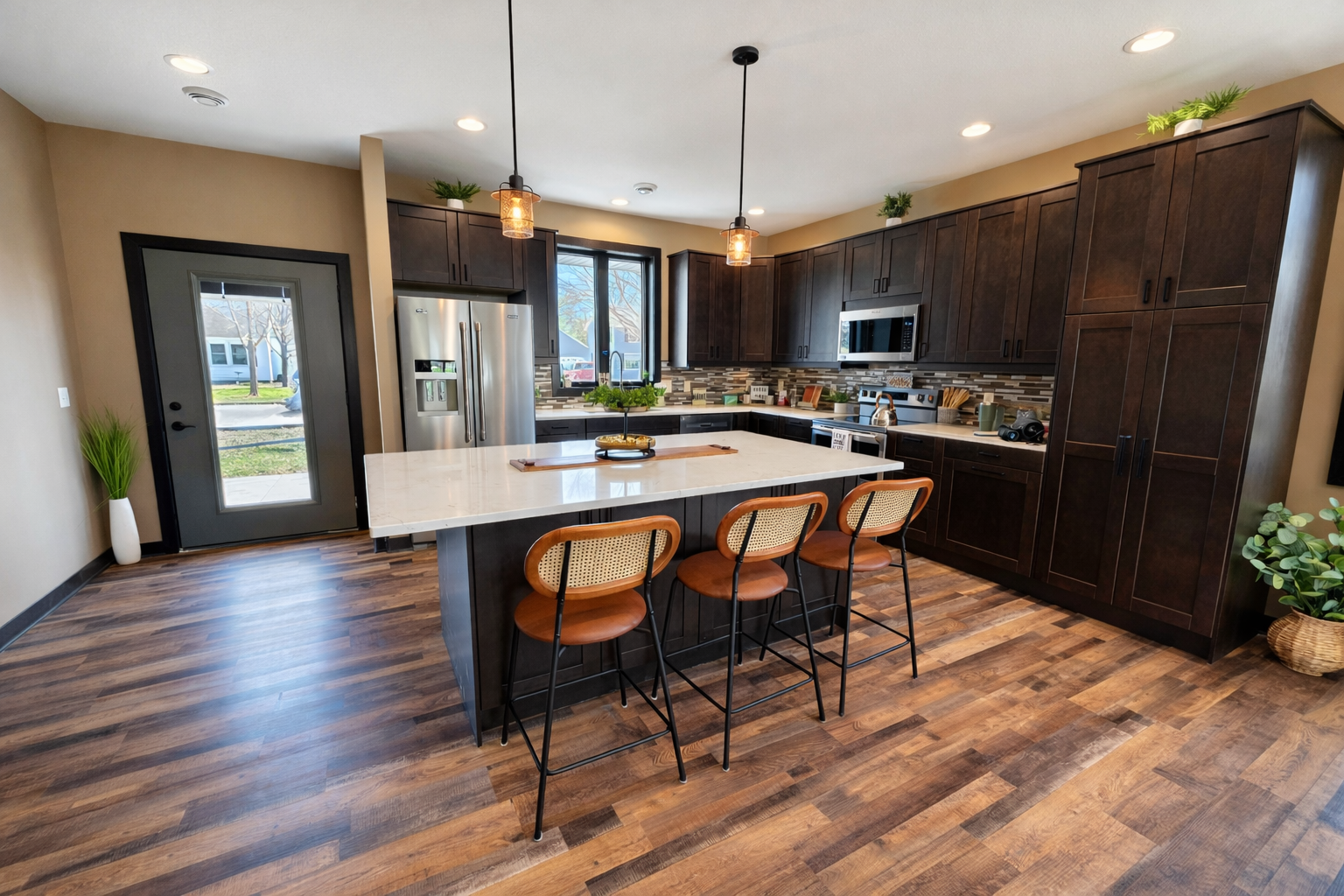 Kitchen with large island