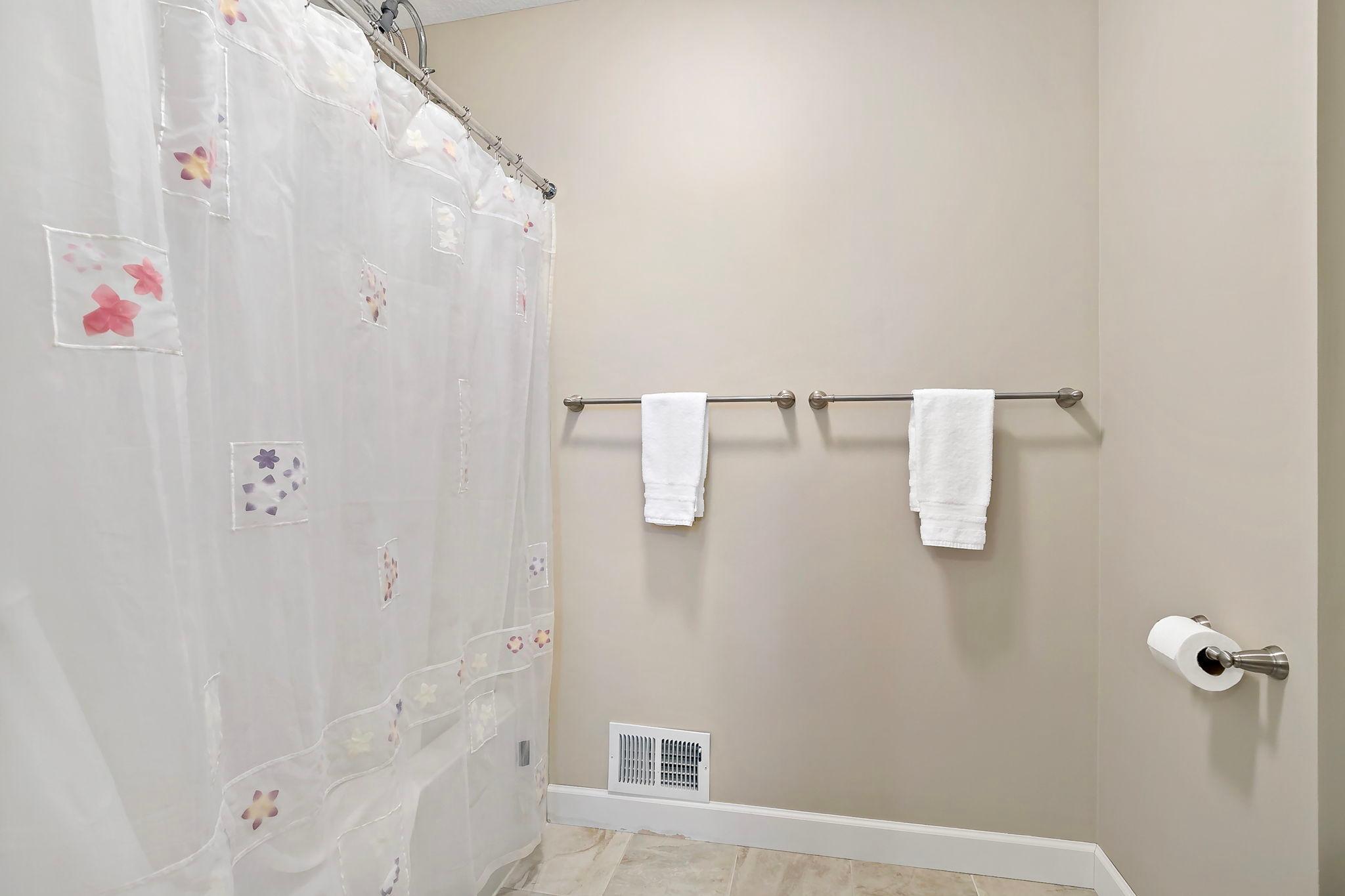 17163-hollyhock-ct-lakeville-mn-bath-area-between-Bedroom-2-and-3.jpg