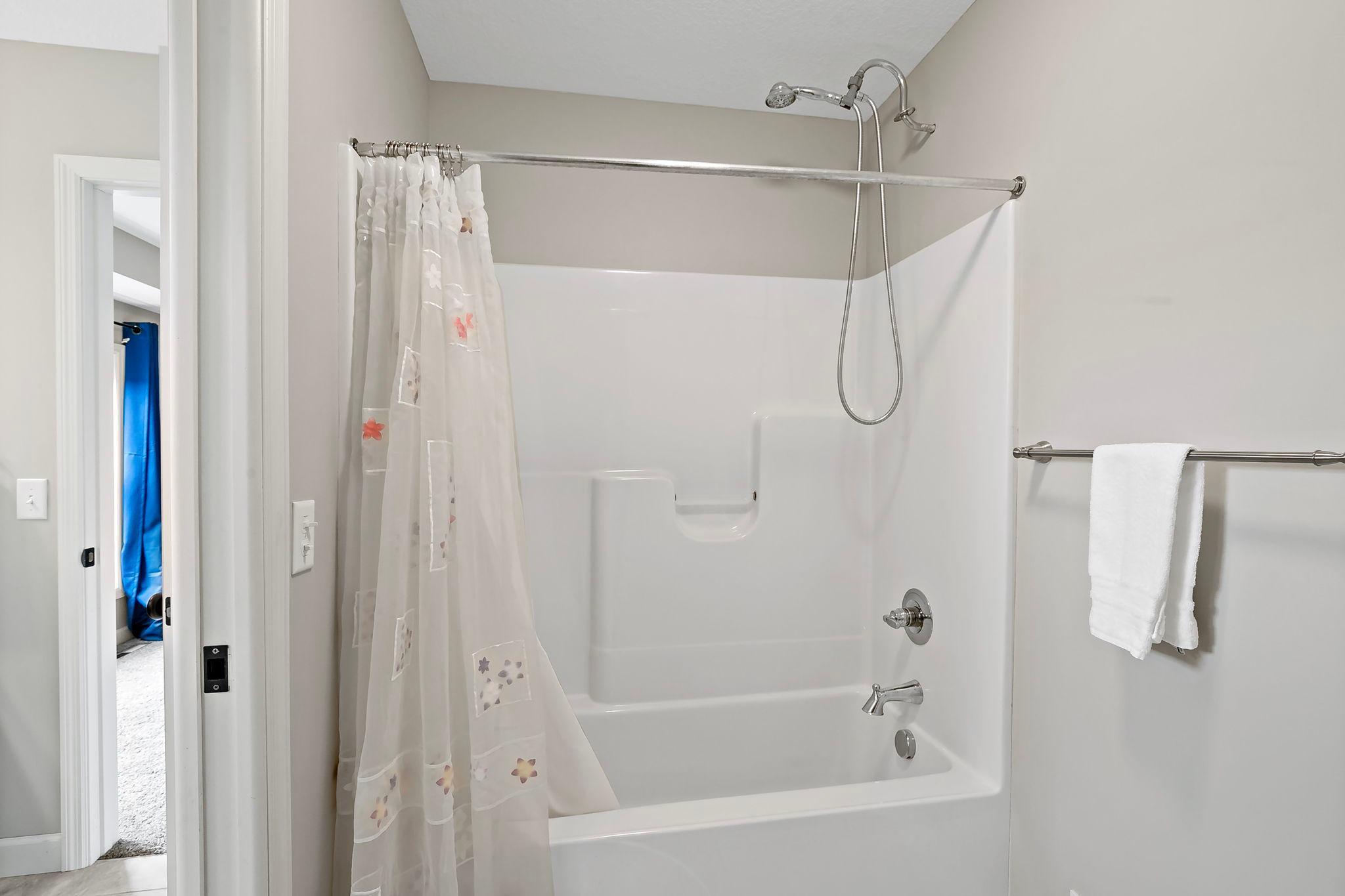 17163-hollyhock-ct-lakeville-mn-2nd-level-bath-full-between-br2-and-3.jpg