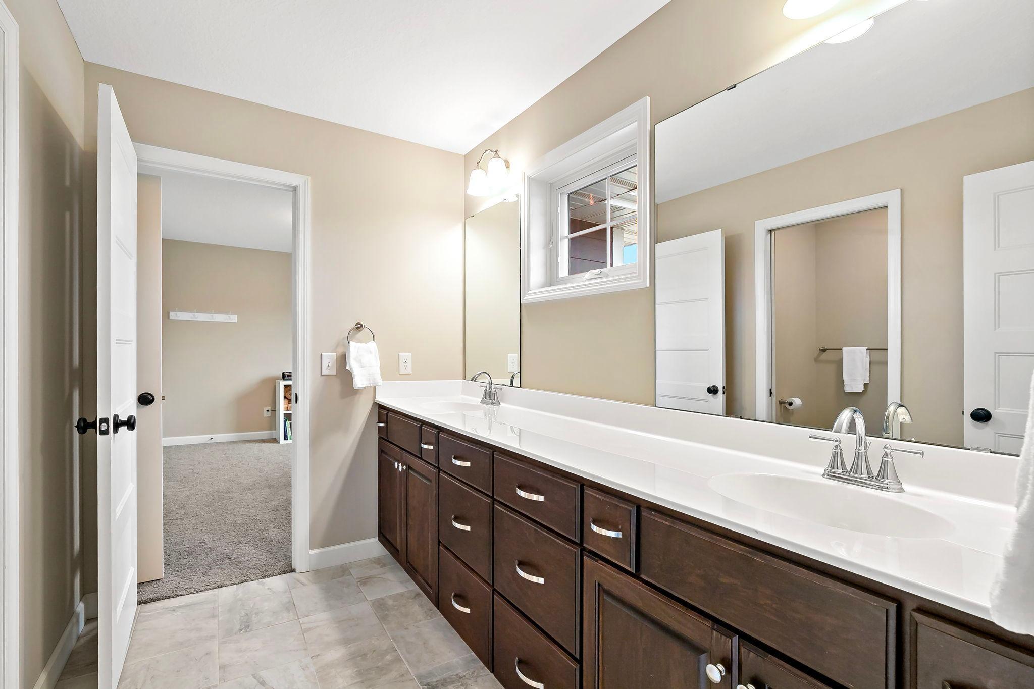 17163-hollyhock-ct-lakeville-mn-full-bath-between-Bedroom-2-and-3.jpg
