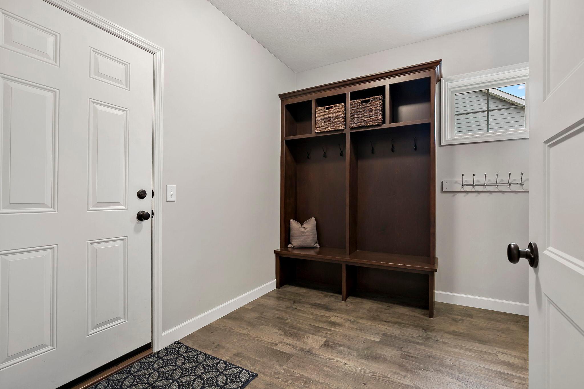 17163-hollyhock-ct-lakeville-mn-mud-room.jpg
