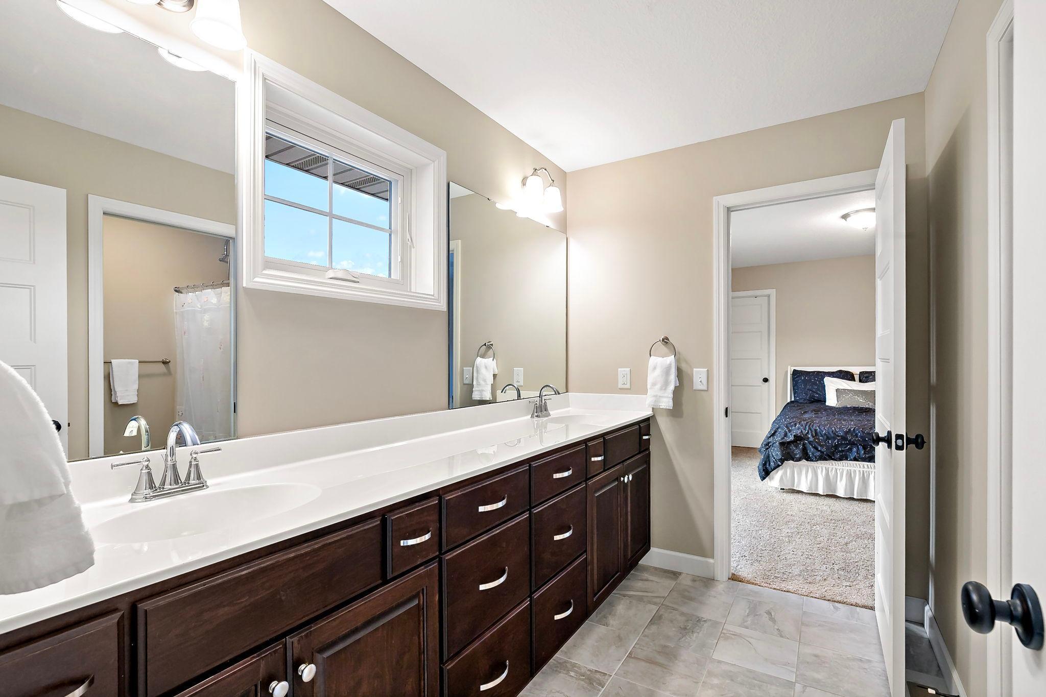 17163-hollyhock-ct-lakeville-mn-full-bath-between-Bedroom-3-and-2.jpg