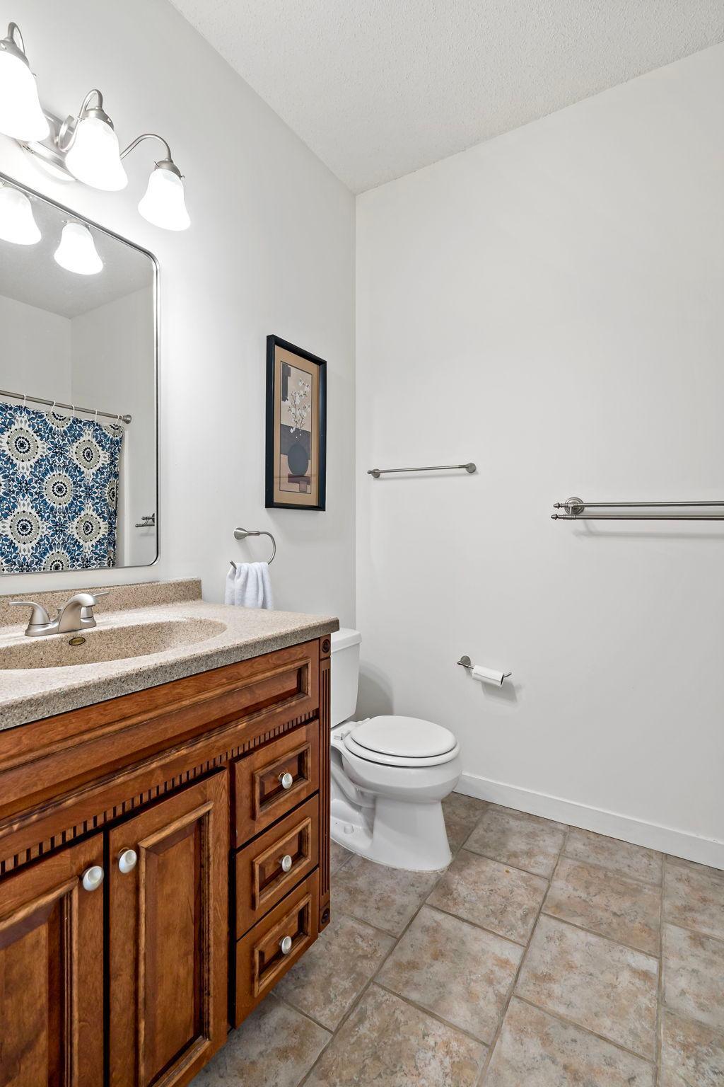 34-web-or-mls-20599 Islandview Cir Lakevile MN_0035.jpg