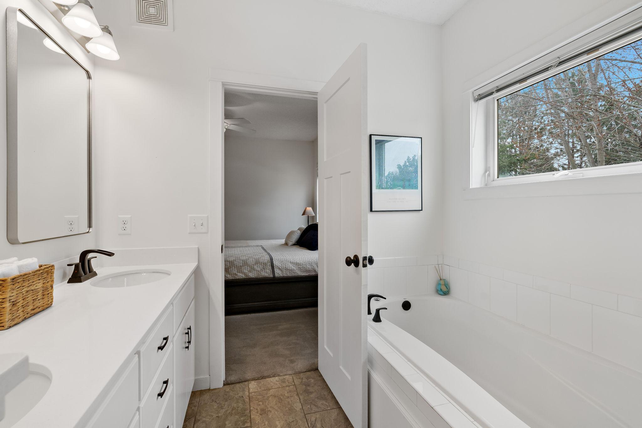 40-web-or-mls-20599 Islandview Cir Lakevile MN_0041.jpg