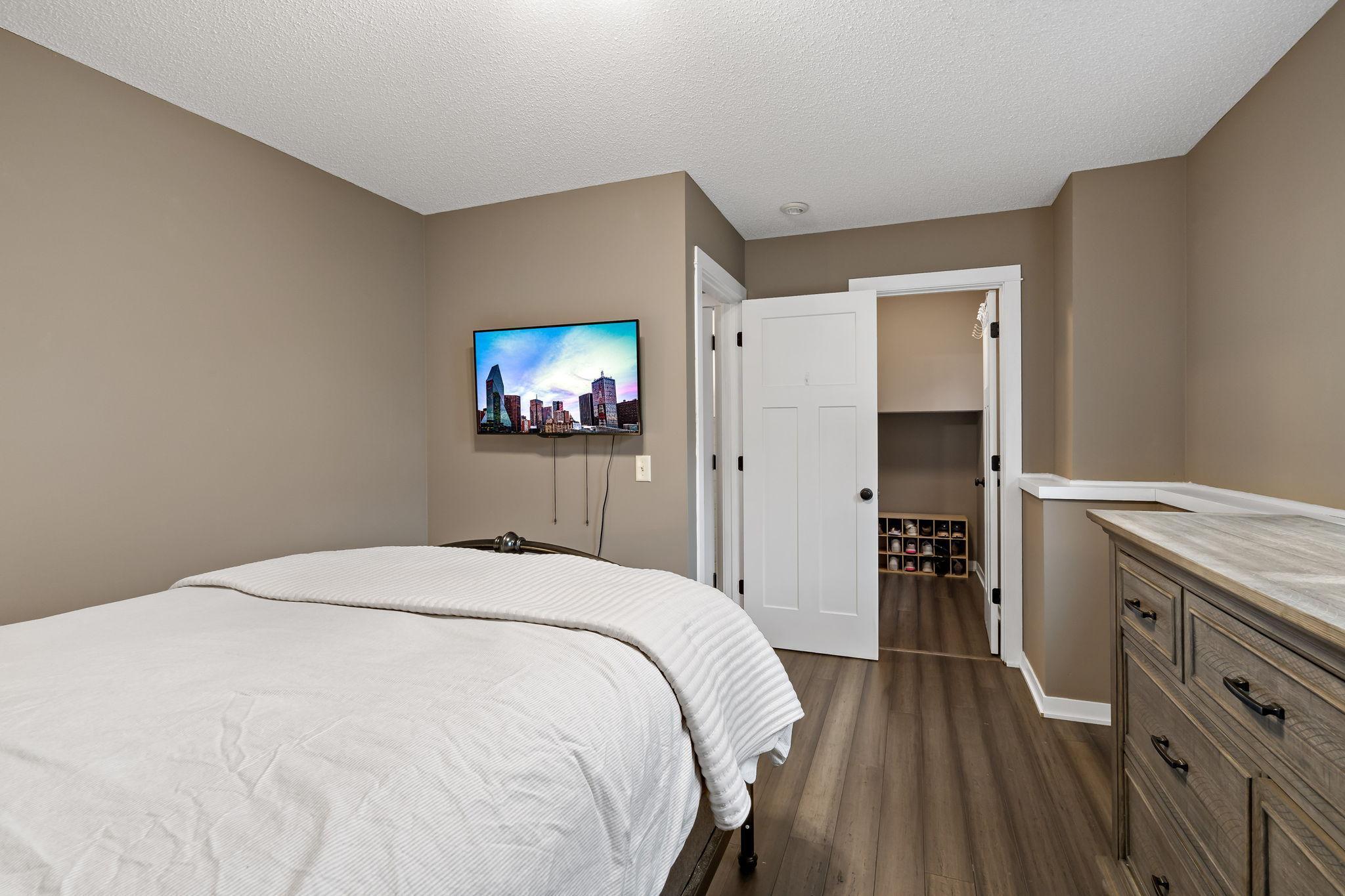 51-web-or-mls-20599 Islandview Cir Lakevile MN_0052.jpg