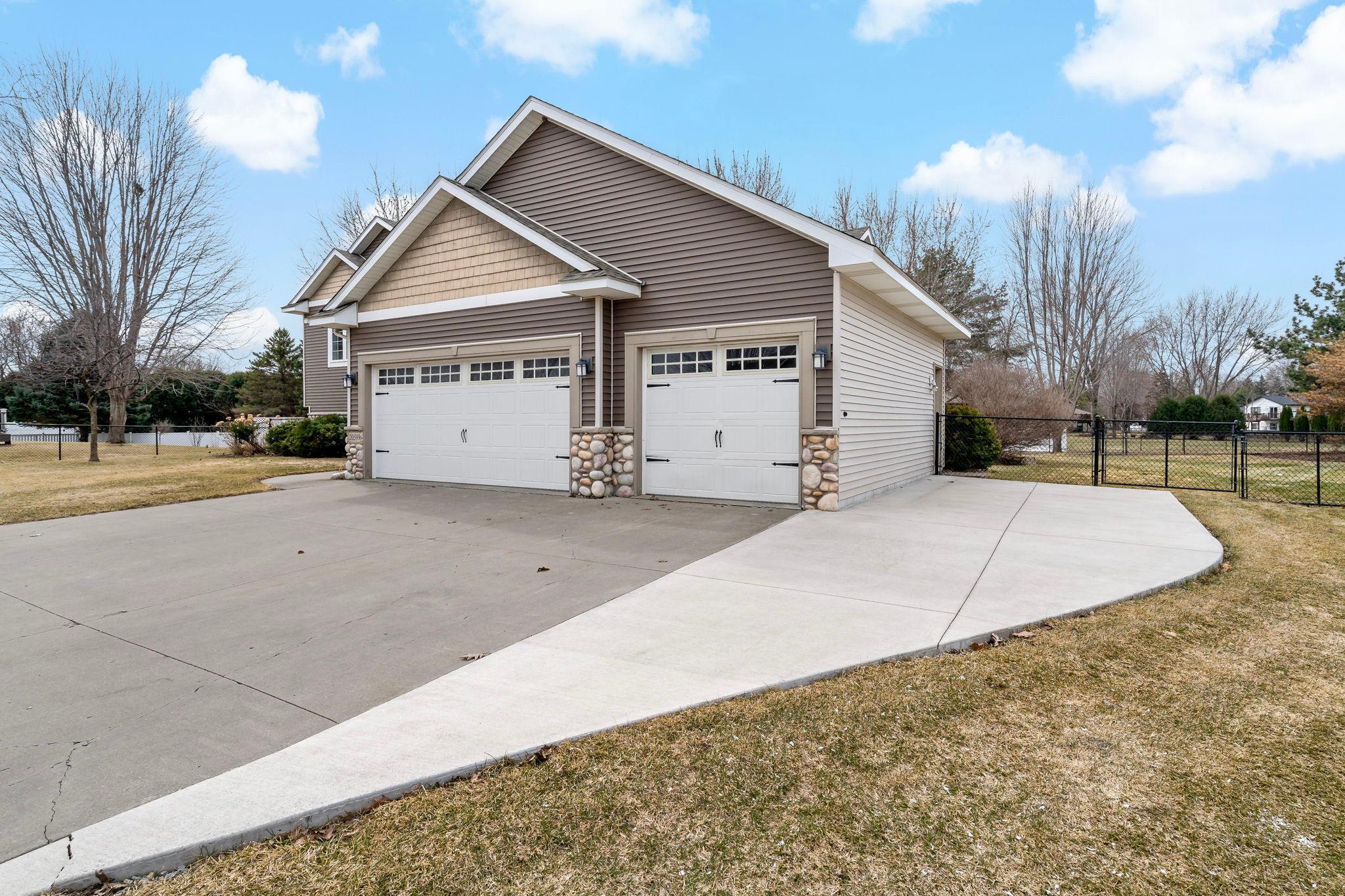 10-web-or-mls-20599 Islandview Cir Lakevile MN_0011.jpg