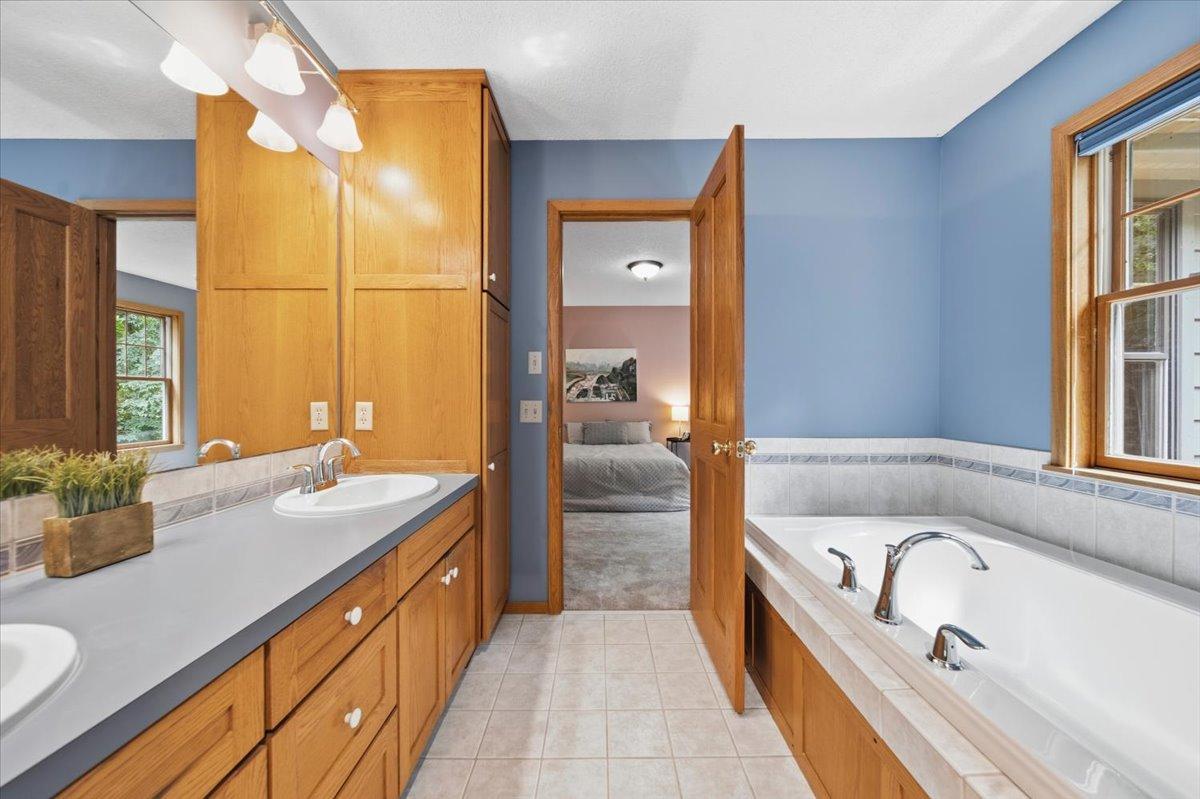 Spacious Primary Bathroom!