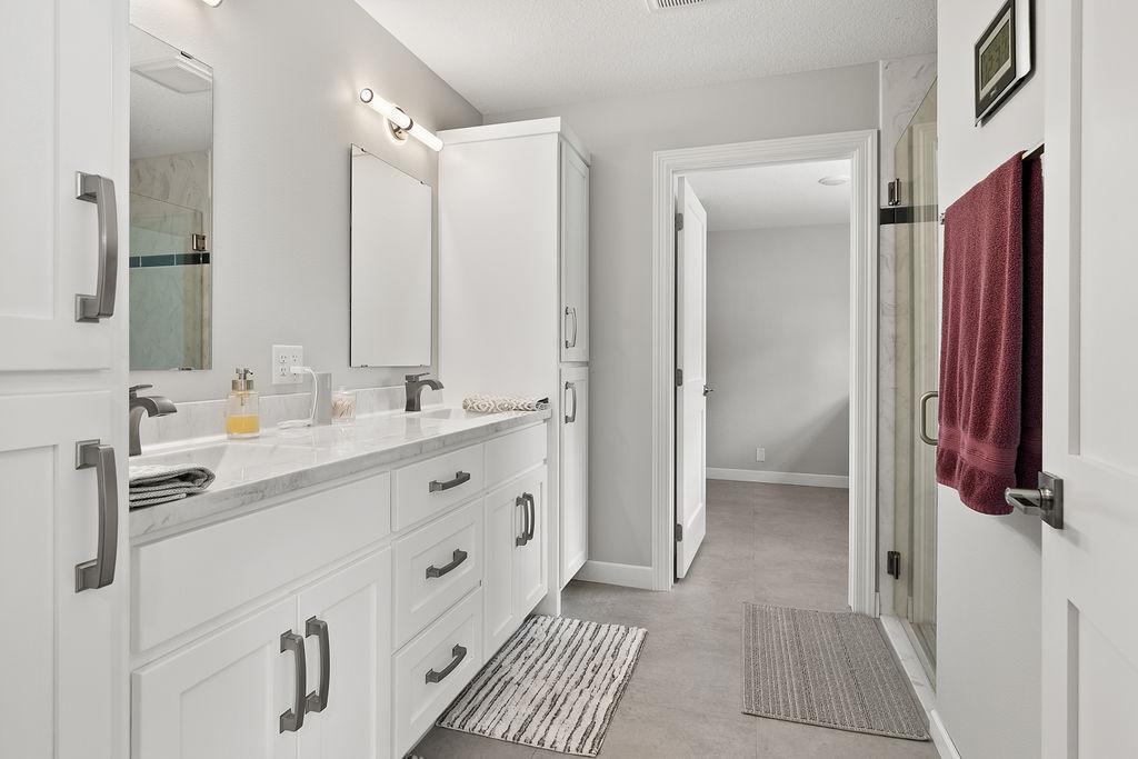 Owner suite 3/4 bath