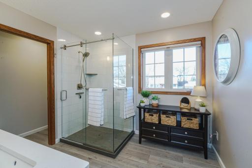 The adjoined private bath feels like your own spa at home and was just fully REMODELED to include dual sinks with quartz countertops, new faucets and updated hardware.
