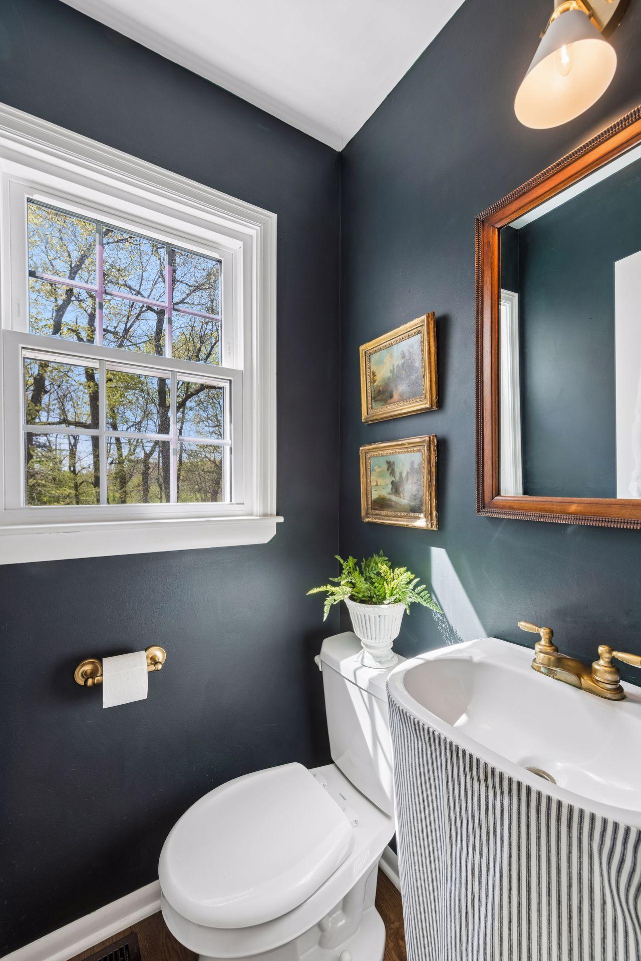 Main level 1/2 bathroom