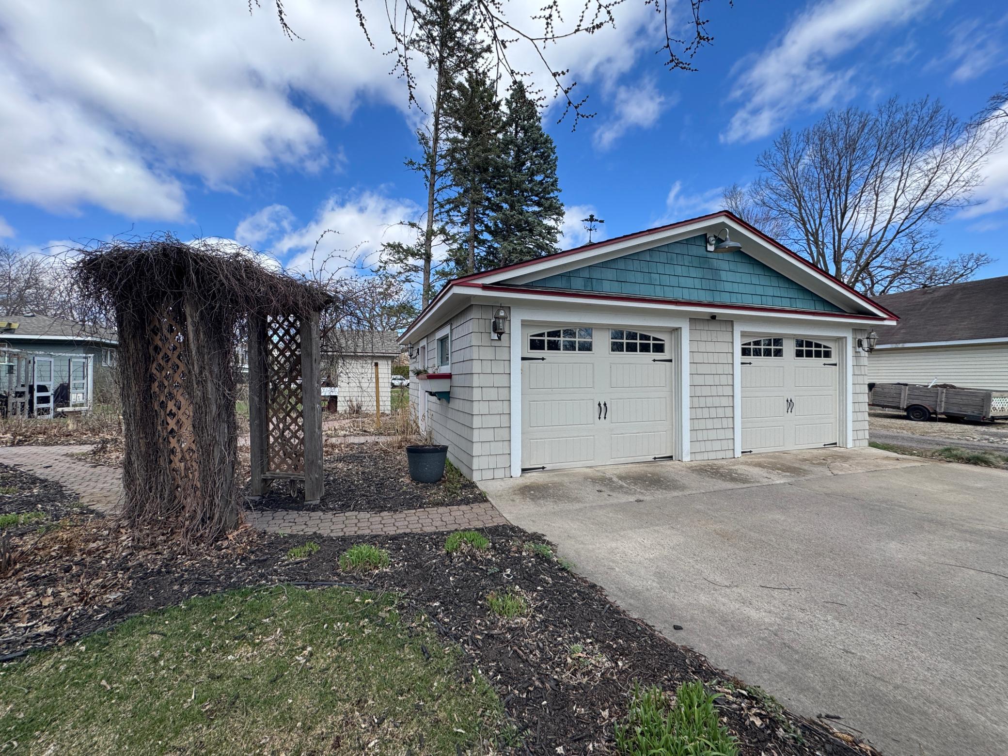 Upgraded 624 SQ FT Double Garage - Insulated walls and garage doors