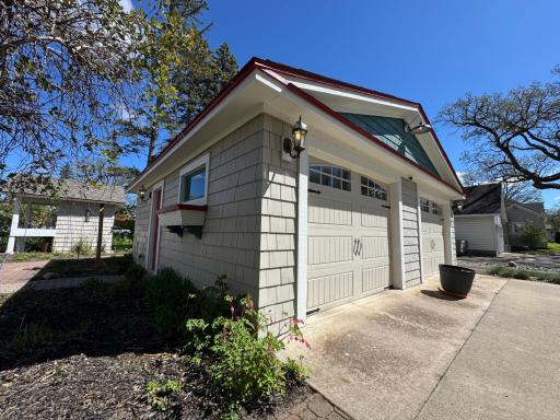 Upgraded 624 SQ FT Double Garage - Insulated walls and garage doors
