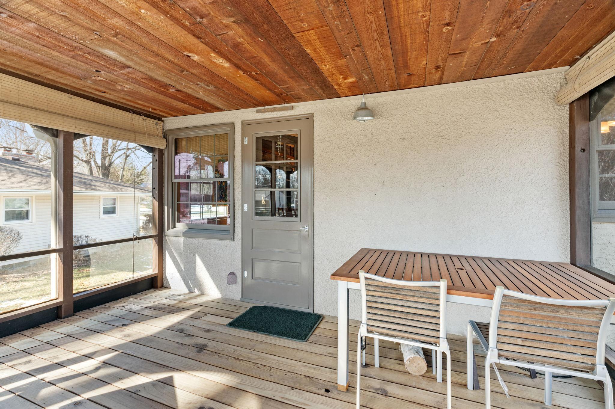 Enjoy your BBQ porkchops in perfect porch space