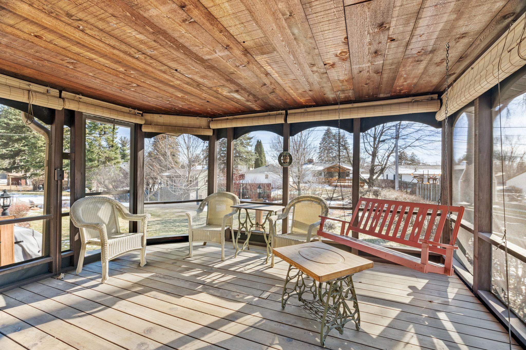 Relax in awesome 3 season screened porch spring, summer and fall. Perfect for your morning coffee