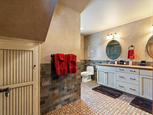 Ensuite 1 - Upper Level
