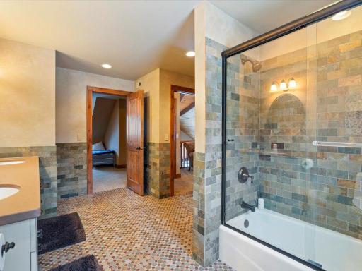 Ensuite 1 - Upper Level