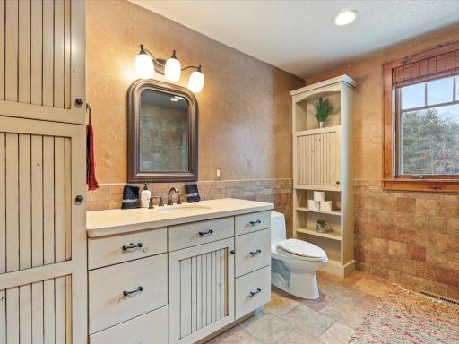 Ensuite 2 - Upper Level