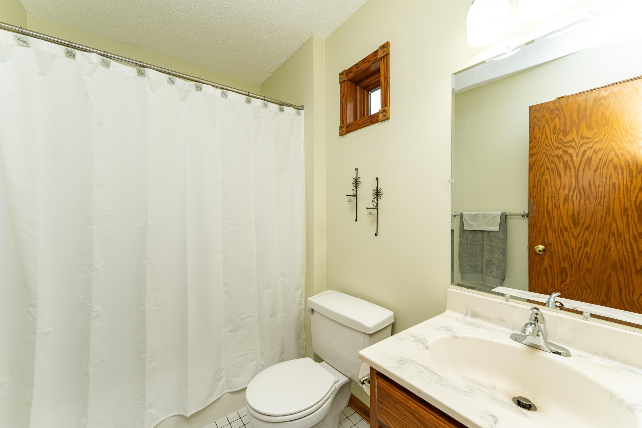 Ensuite full bath.jpg