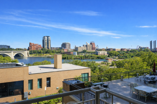 This unit has beautiful views of the Mississippi River, 3rd Ave. Bridge, Stone Arch Bridge, St. Anthony Falls, and the new Waterworks Park.