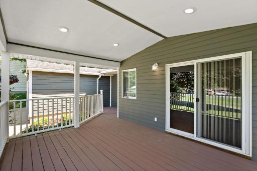 Covered front porch, perfect for all occoasions