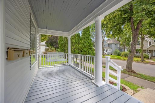 Classic front porch, great space to take in the city vibe