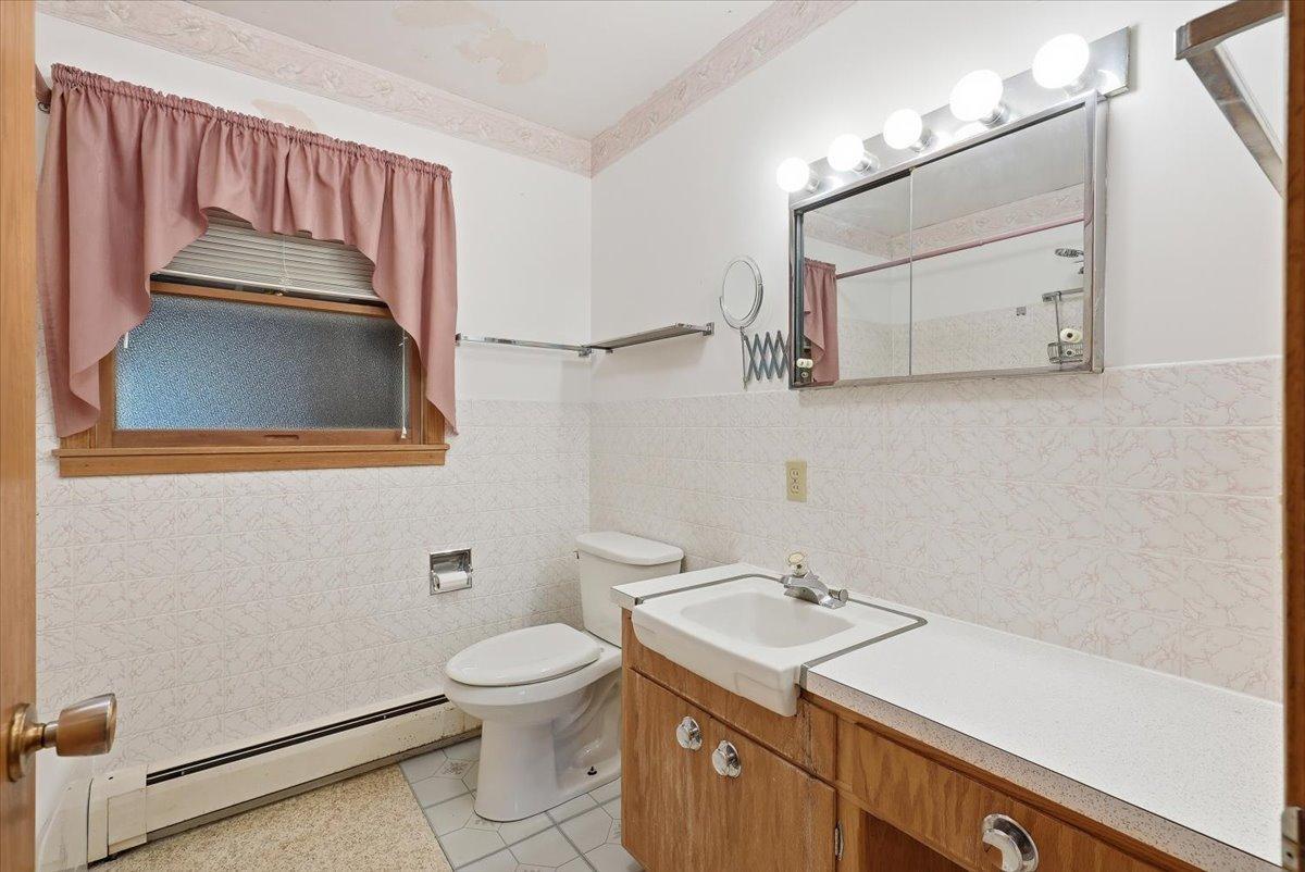 09-Upstairs Bathroom.jpg