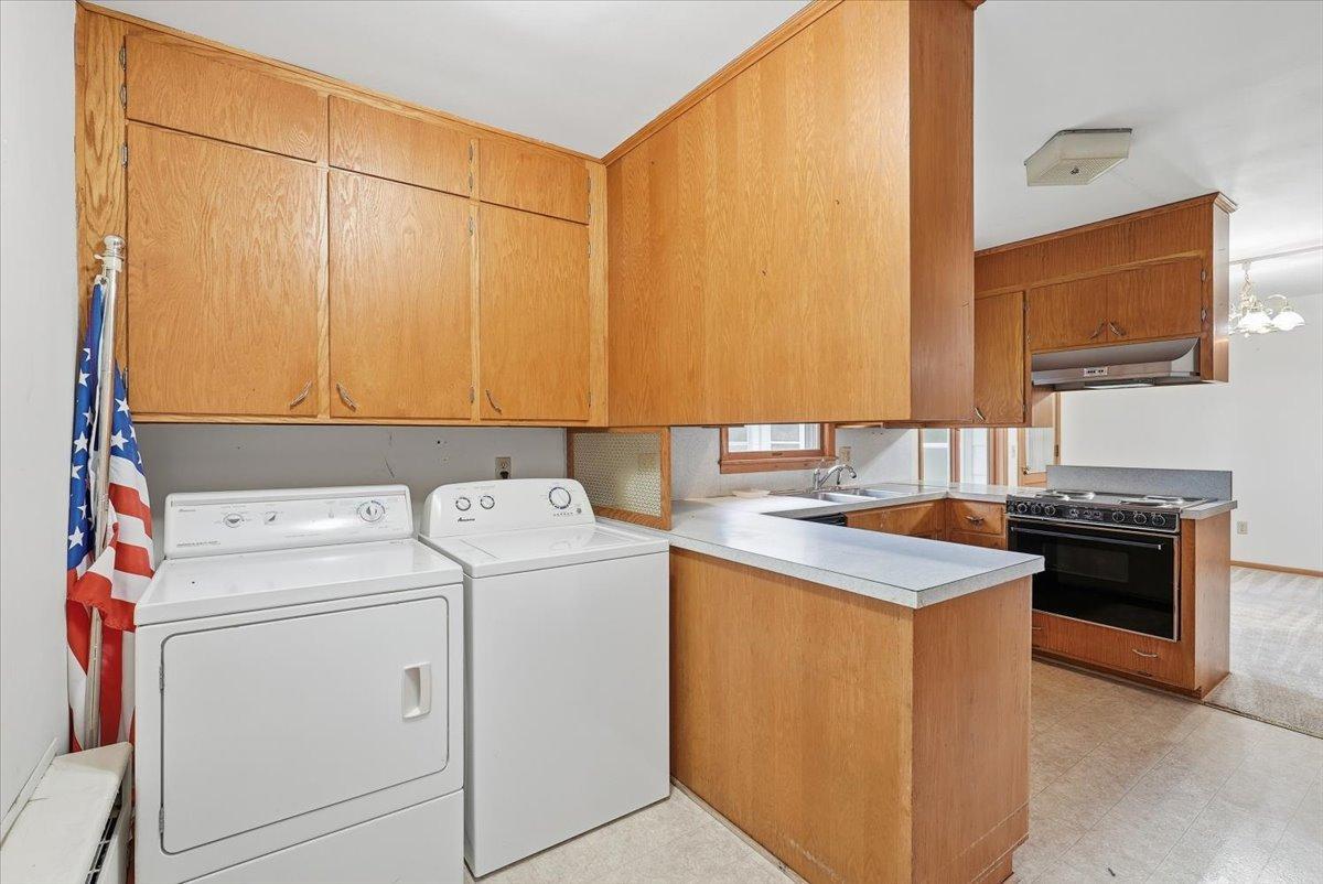 14-Main Floor Laundry.jpg