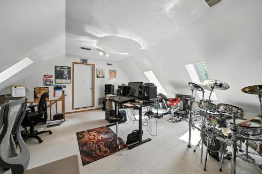 1000HeritageLaneOronoMNSpaciousBonusRoom4thBedroom/Office/Studio!