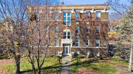 195 Lexington Parkway N, Saint Paul, MN 55104