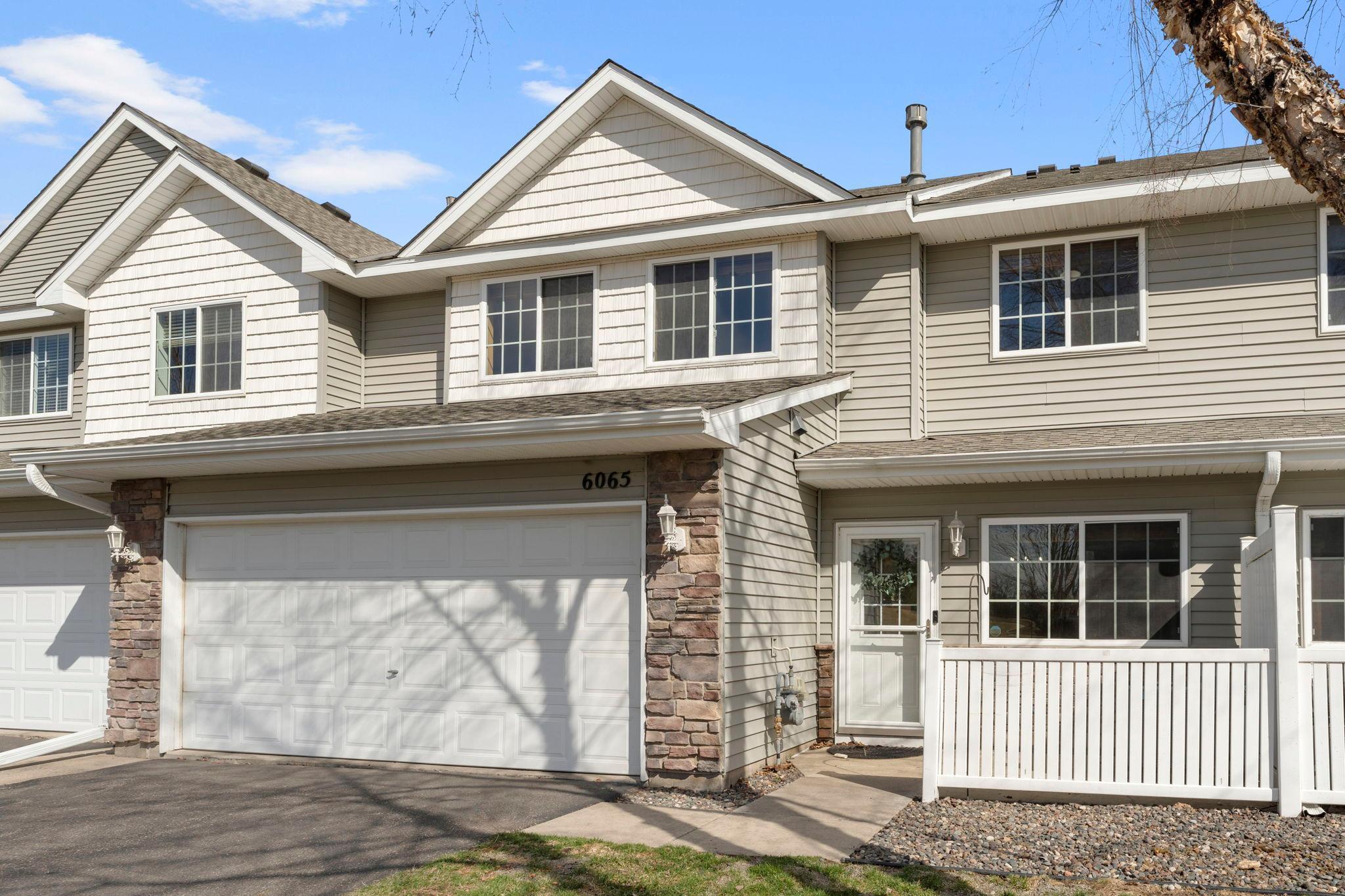 Close to shops, restaurants and I94!