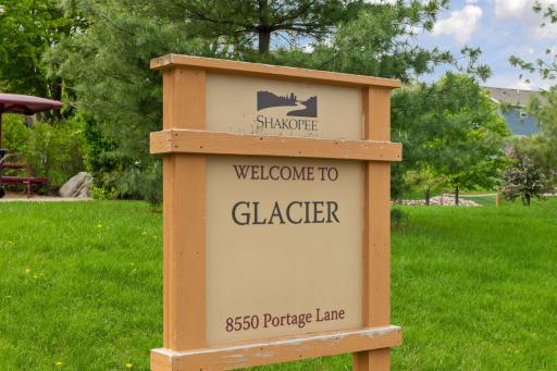 Walking distance to Glacier Park.