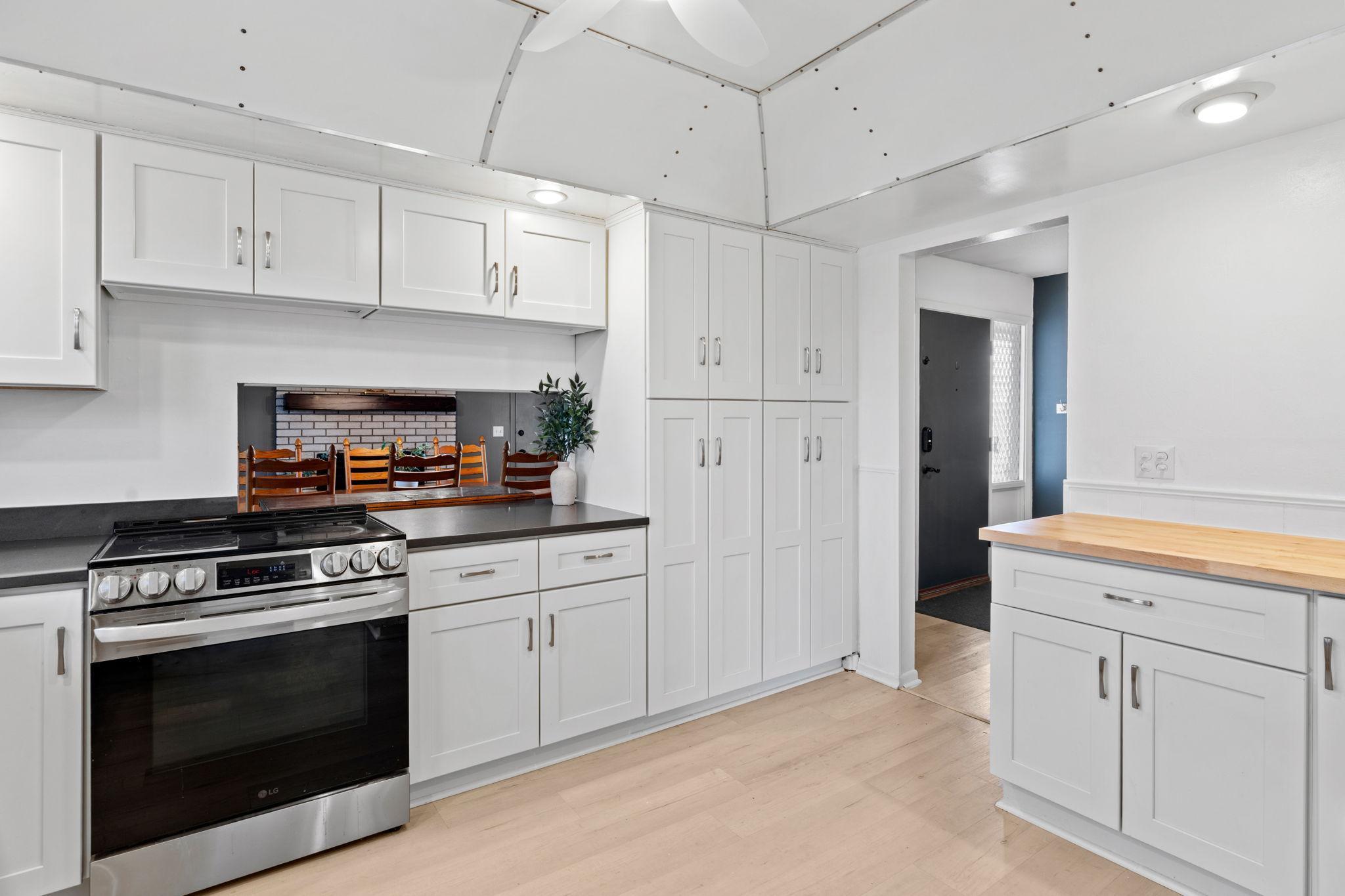 21-web-or-mls-3321 Churchill St-21.jpg