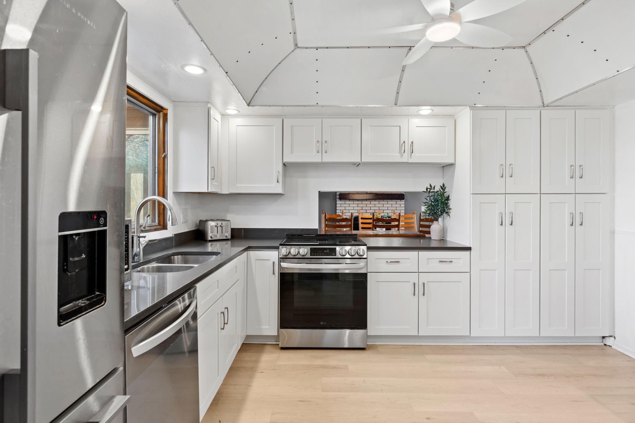 20-web-or-mls-3321 Churchill St-20.jpg