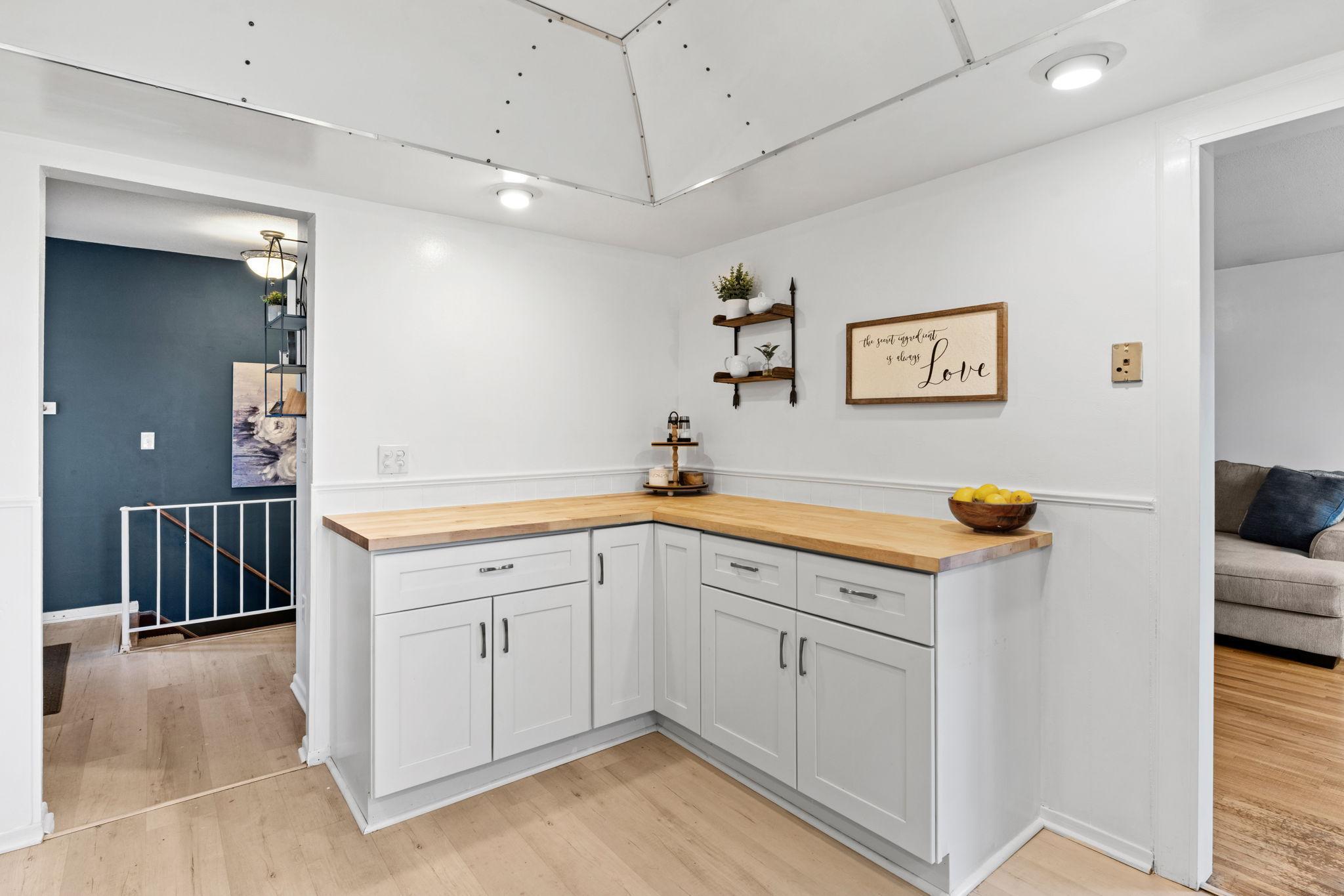 22-web-or-mls-3321 Churchill St-22.jpg