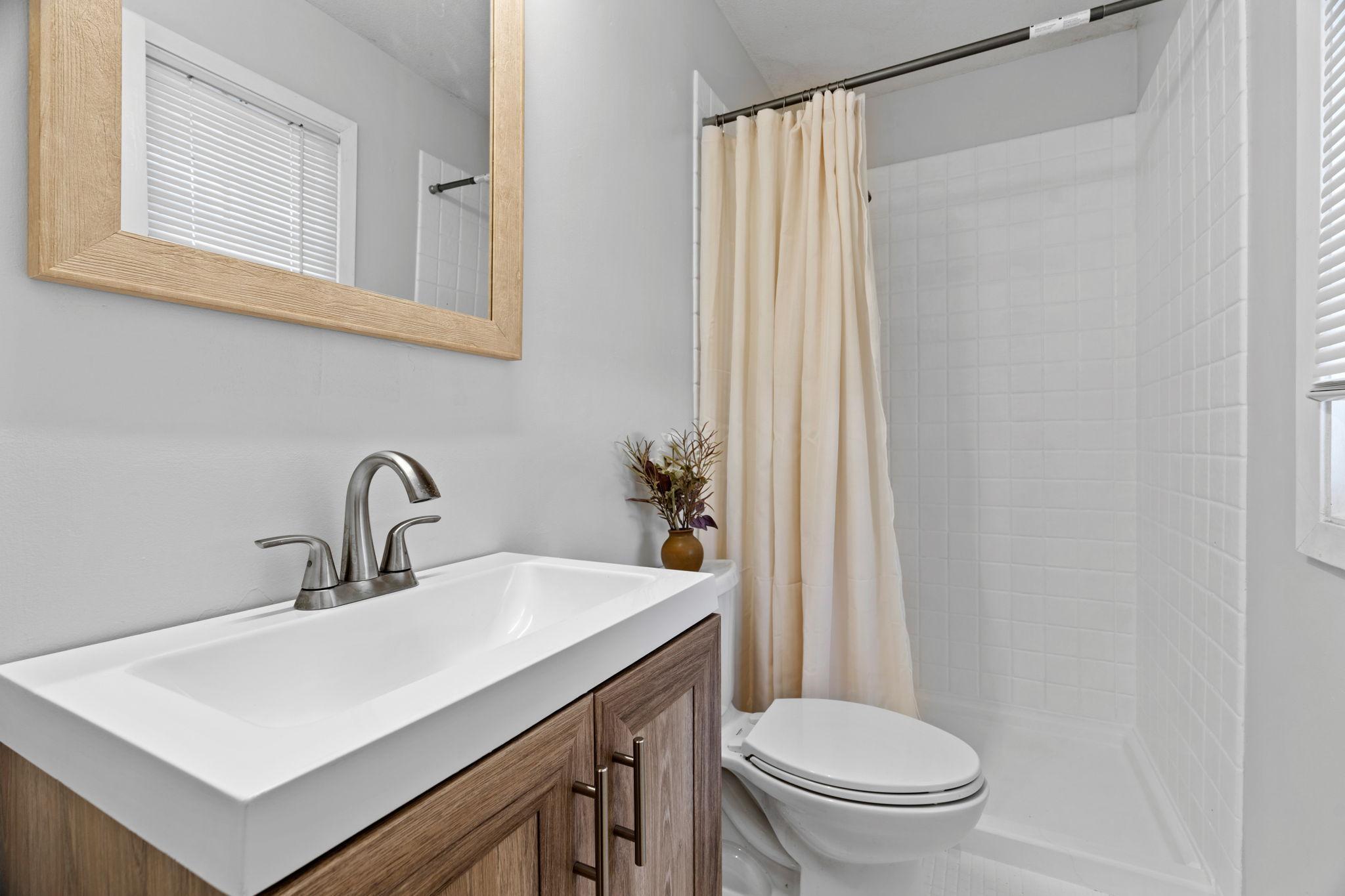 49-web-or-mls-3321 Churchill St-49.jpg