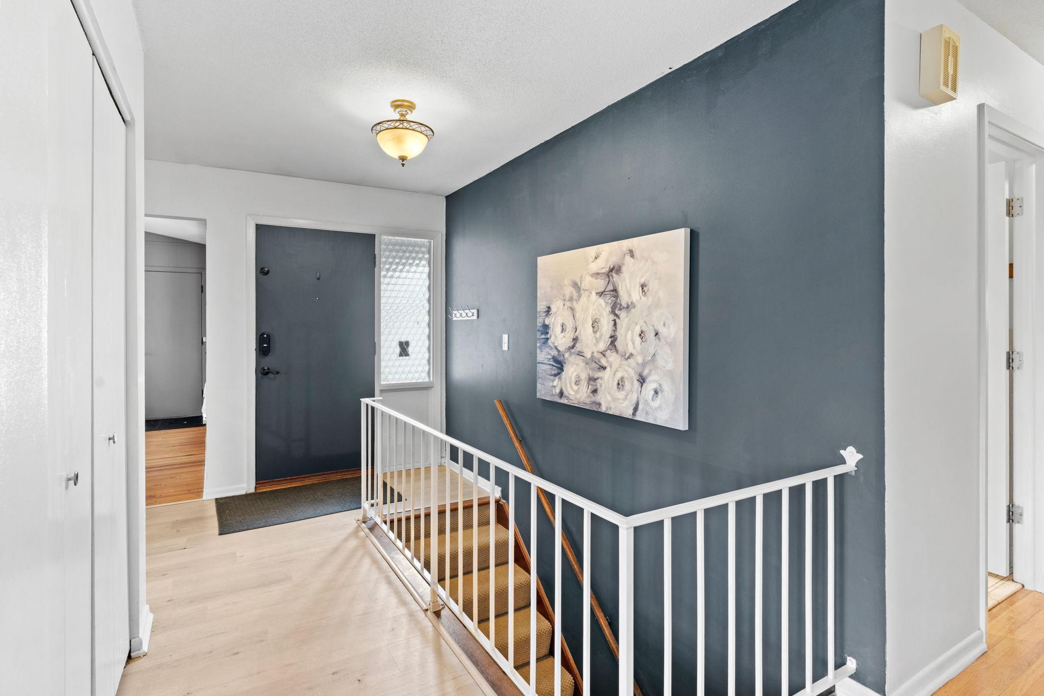 14-web-or-mls-3321 Churchill St-14.jpg