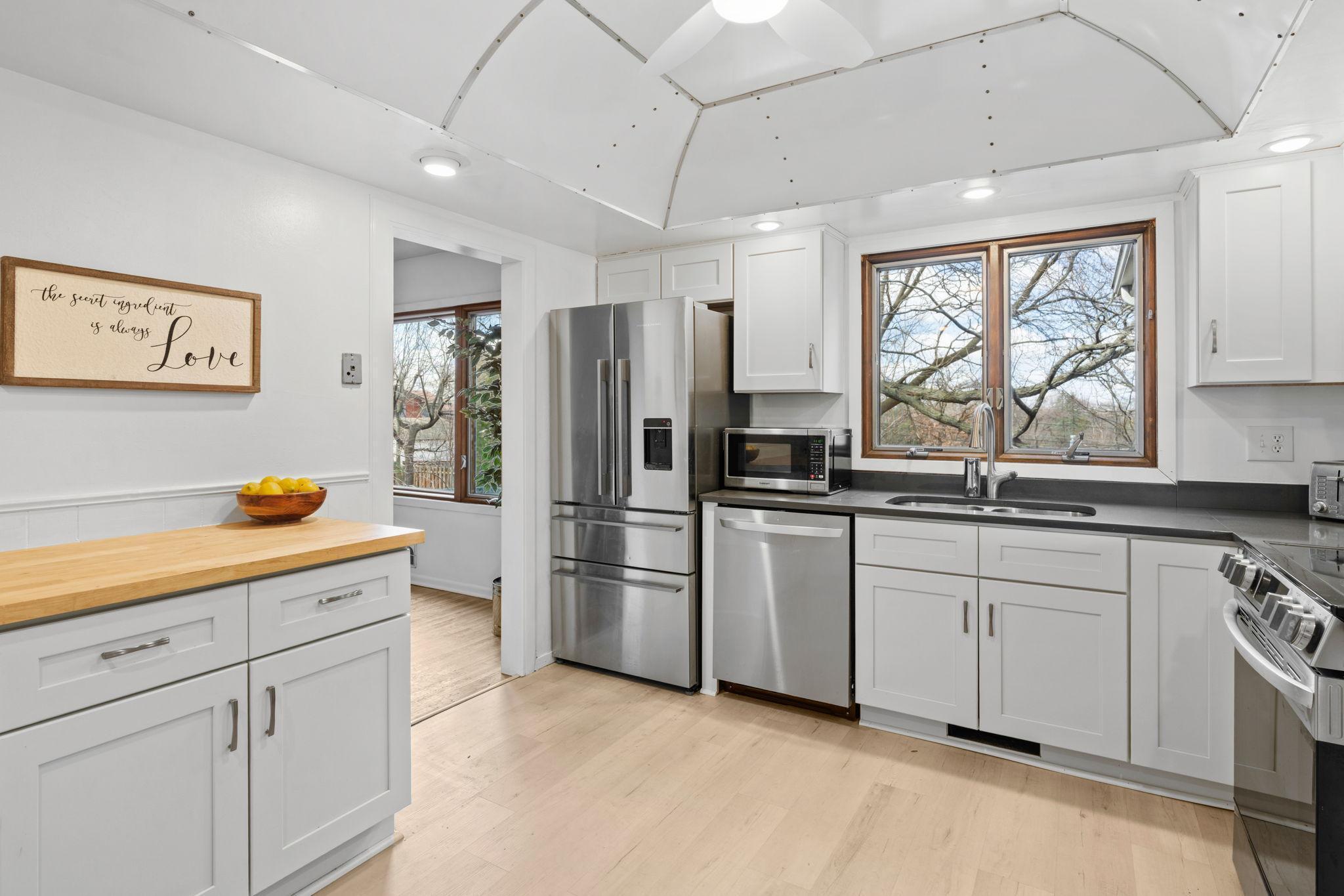 17-web-or-mls-3321 Churchill St-17.jpg