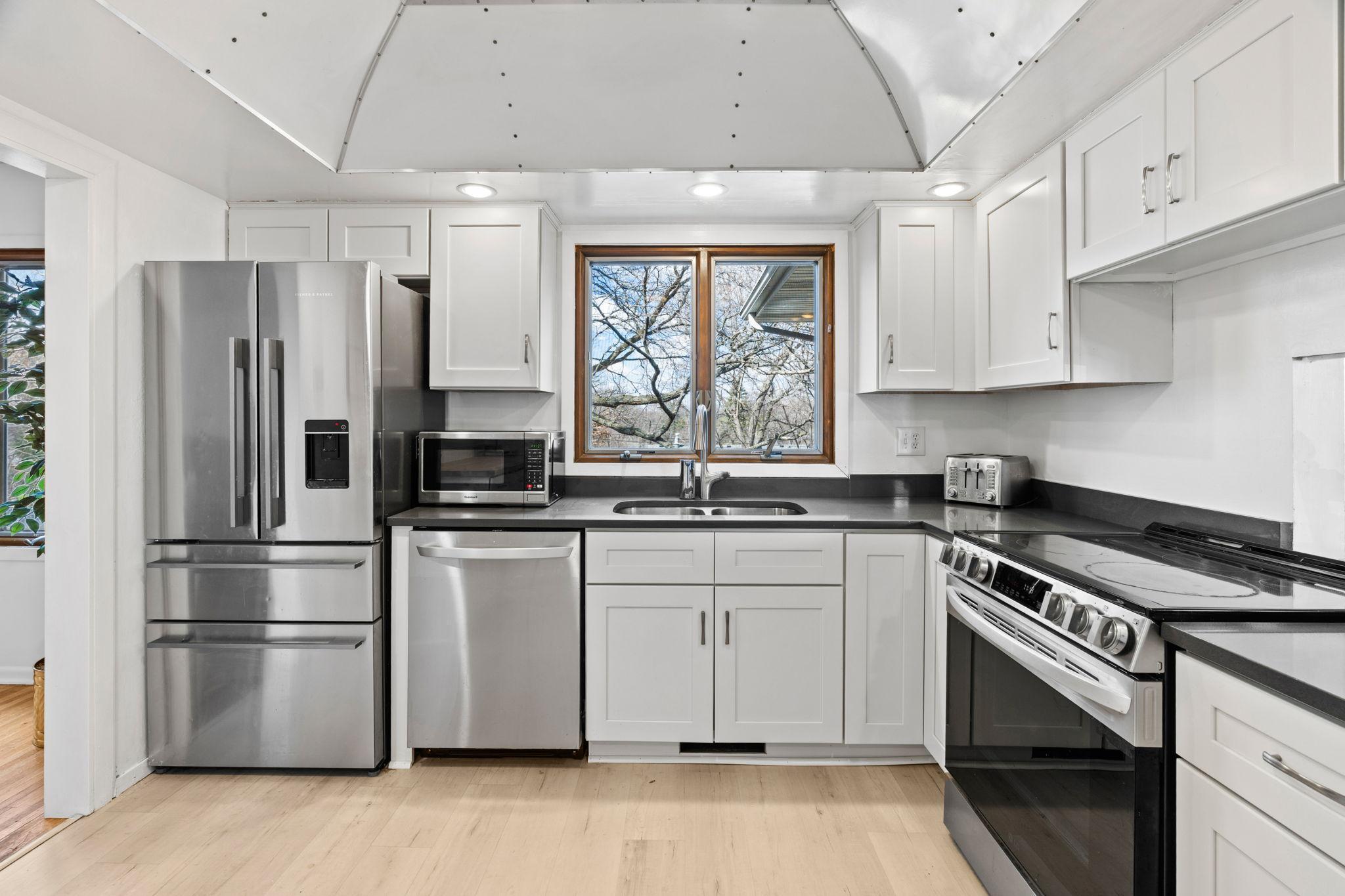 18-web-or-mls-3321 Churchill St-18.jpg