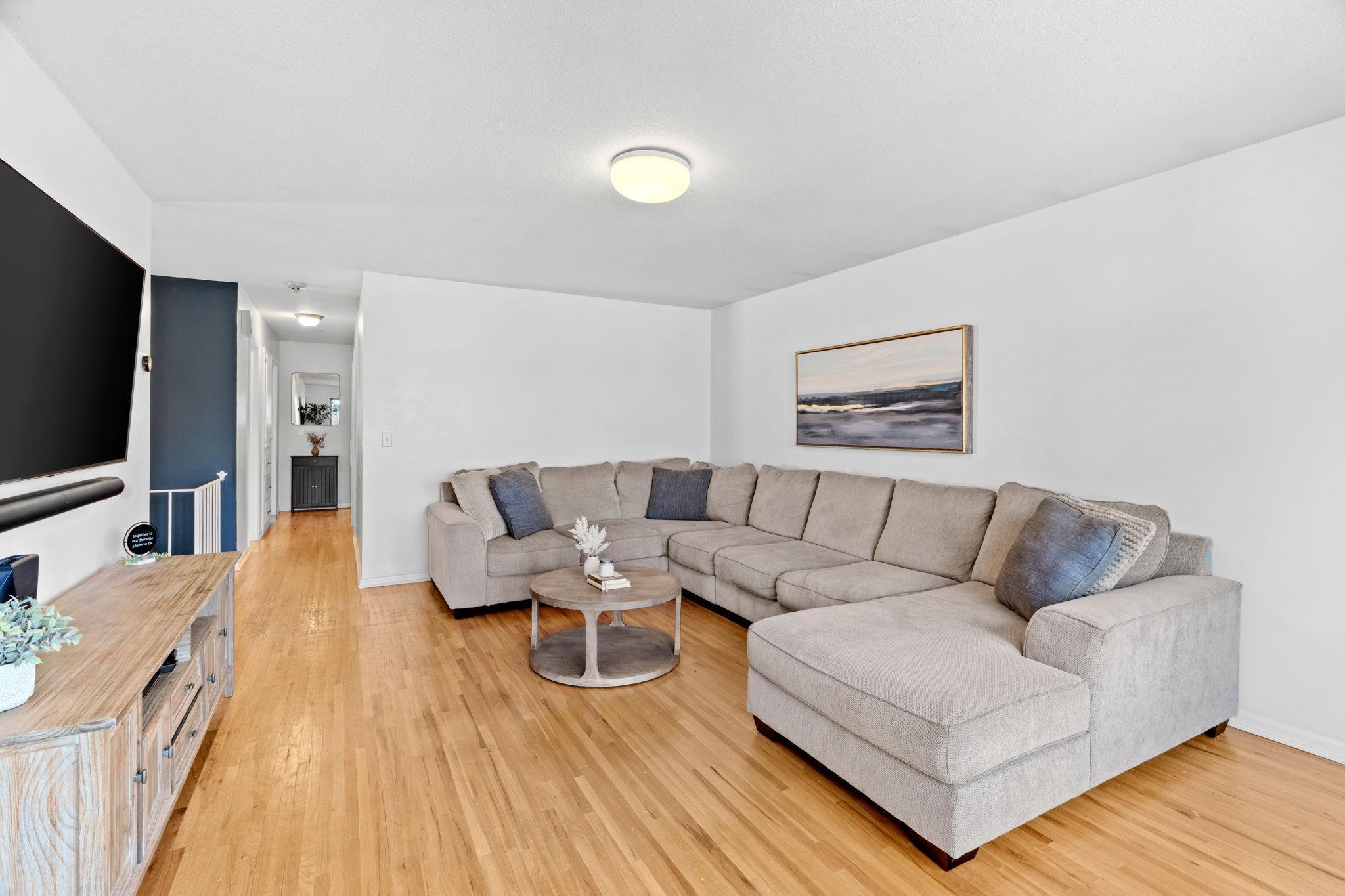 33-web-or-mls-3321 Churchill St-33.jpg