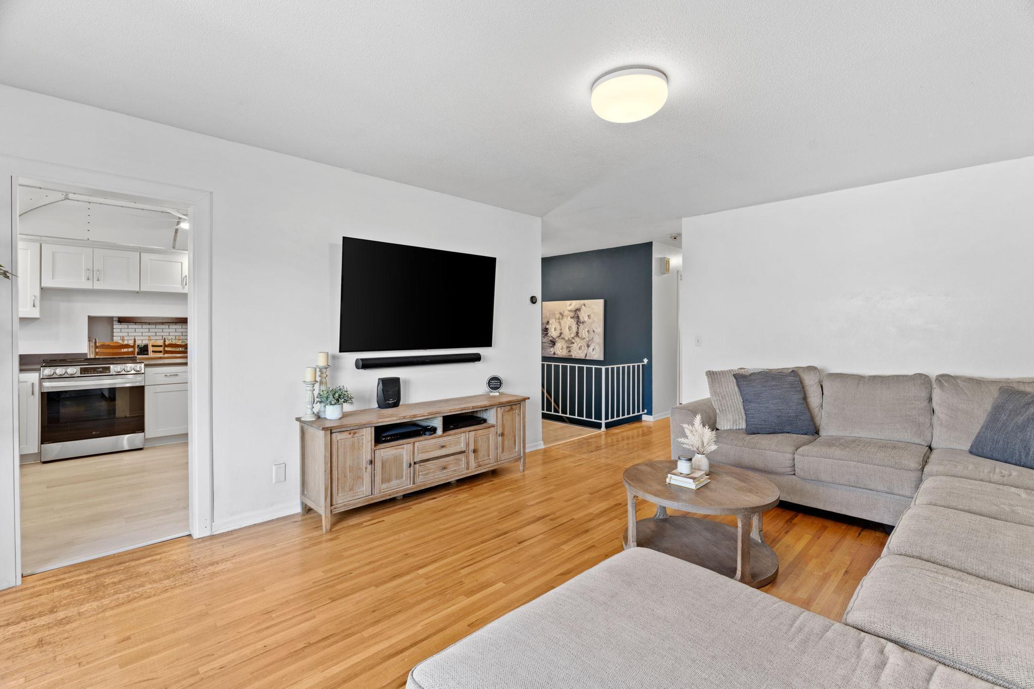 31-web-or-mls-3321 Churchill St-31.jpg