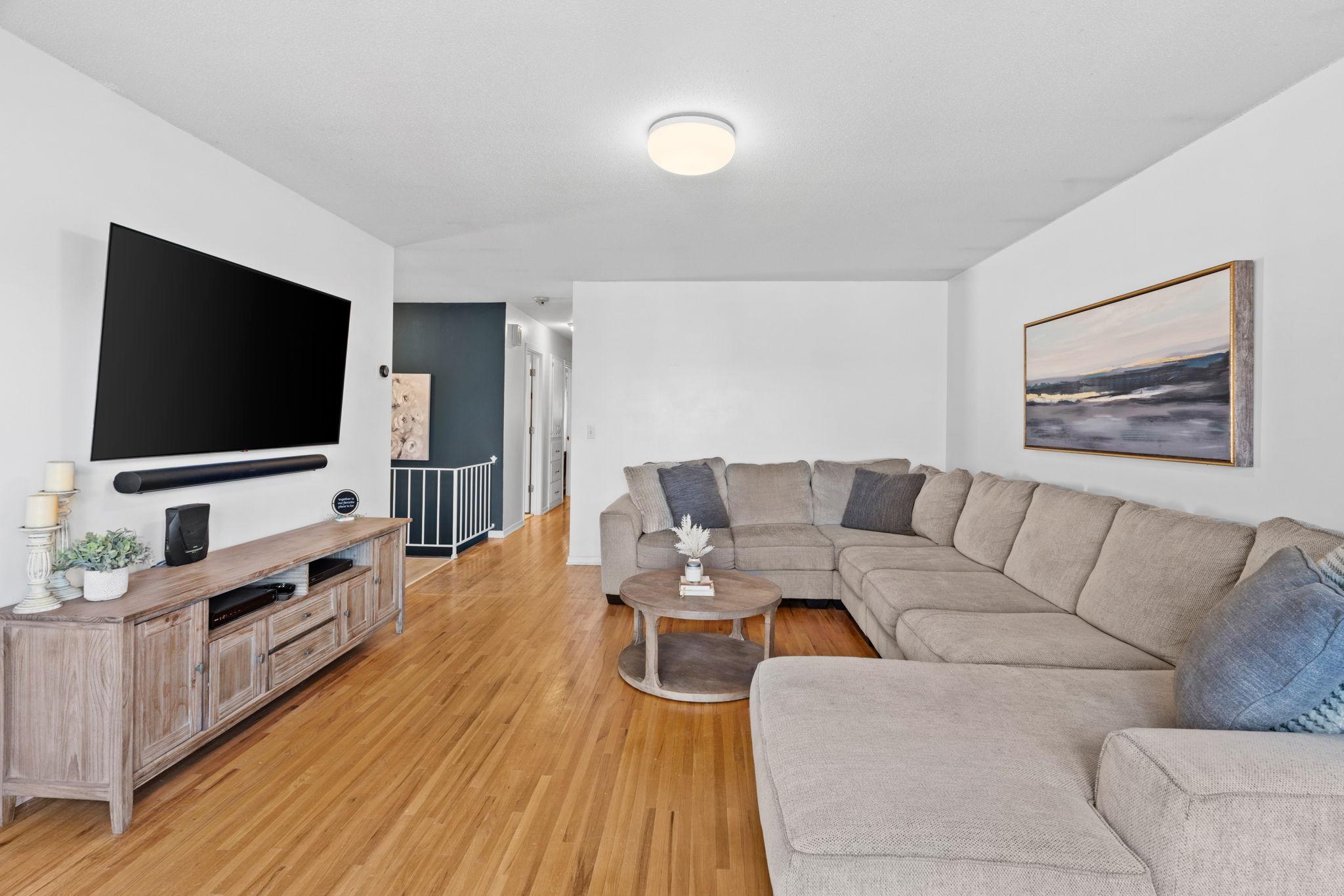 32-web-or-mls-3321 Churchill St-32.jpg